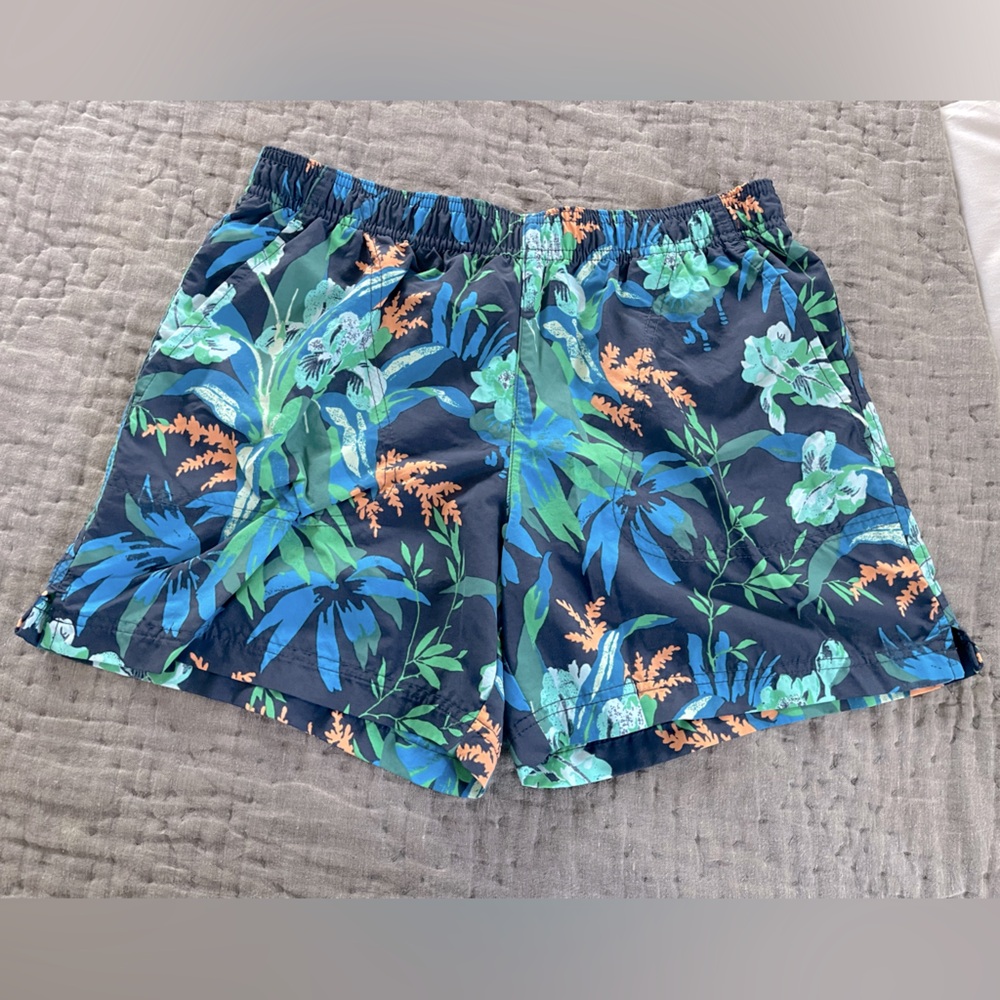Columbia Women's Sandy River Printed Shorts in Nocturnal/Magnolia size SMALL 5”L